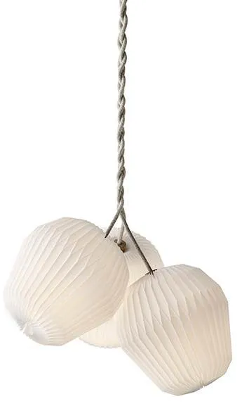 Le Klint THE BOUQUET Large Chandelier, jossa on 3 vakiovarjostinta